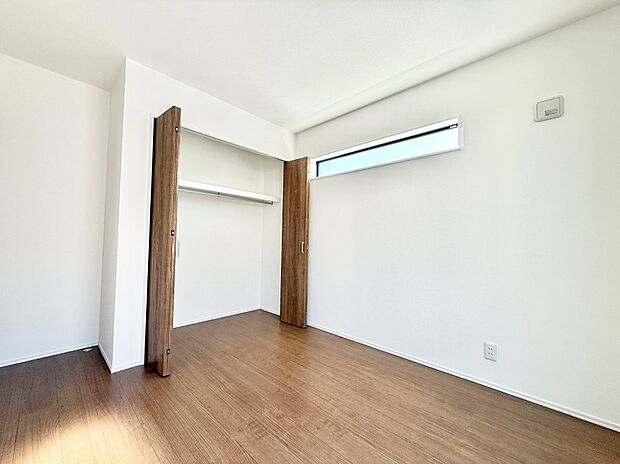 【リビング以外の居室】■落ち着いた色合いのお部屋で穏やかな時間を楽しめます