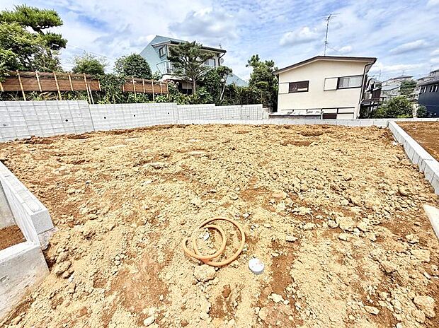 【現地外観写真】2号棟  ■家族みんなが笑顔で過ごせる、安心感のある住まい
