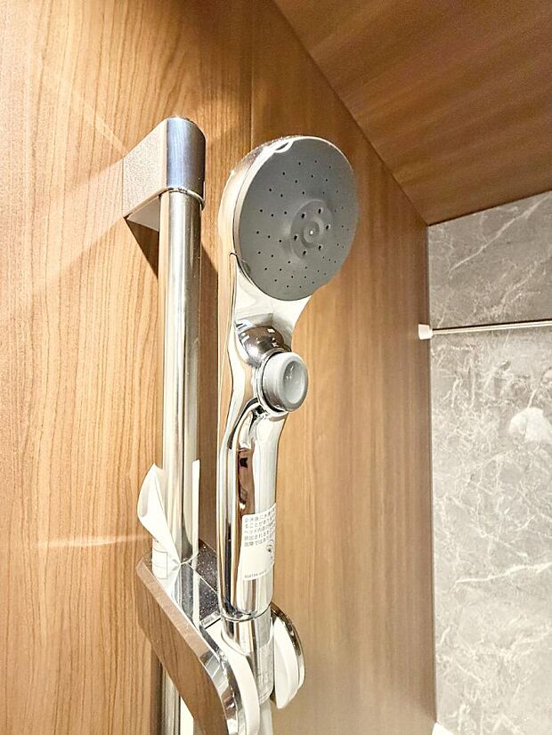 【止水シャワーヘッド】■手元で簡単に止水できるため、水の無駄遣いを減らすことができます。