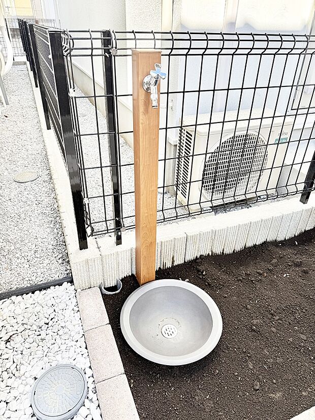 【その他現地】D号棟  ■ガーデニングや洗車などの際に大活躍な屋外立水栓  