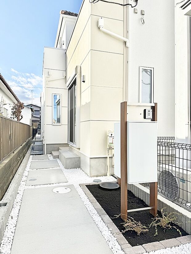 【玄関】D号棟  ■ 家族とゲストをやさしく迎える、心温まる玄関