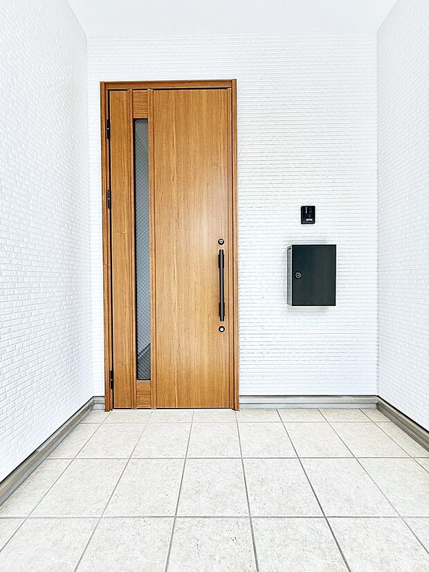 【玄関】3号棟  ■ 帰るたびにホッとする、安心感のある佇まい