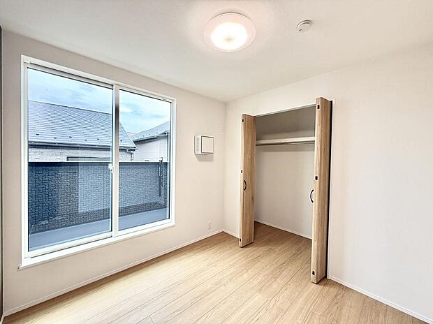 【リビング以外の居室】1号棟  ■落ち着いた色合いのお部屋で穏やかな時間を楽しめます