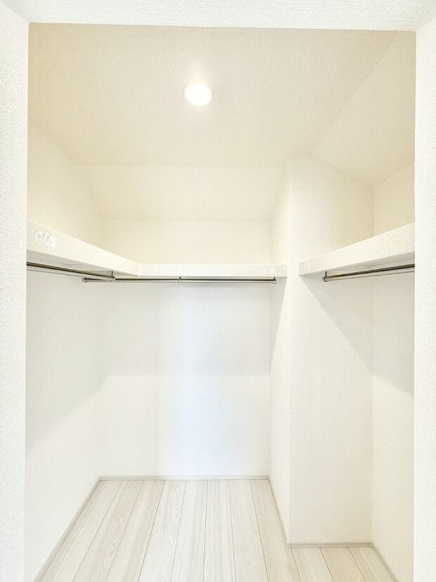 【収納】3号棟  ■季節の洋服も、思い出の小物もすっきり収納できるウォークインクローゼット付  