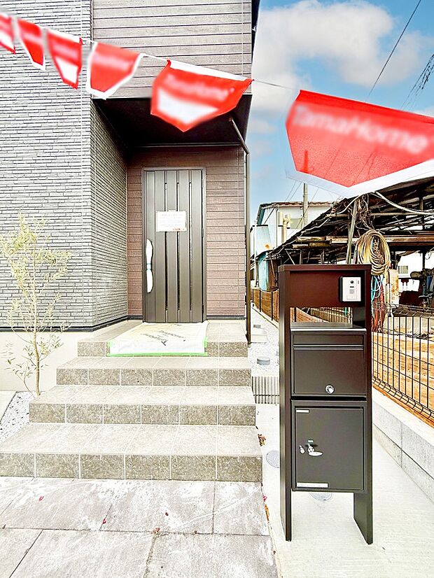 【玄関】3号棟  ■ 帰るたびにホッとする、安心感のある佇まい