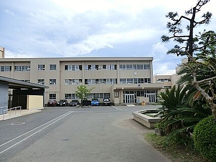 茅ヶ崎市立第一中学校 270m(4分)