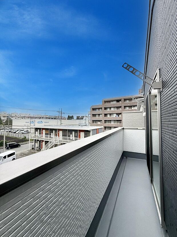 【バルコニー】1号棟  ■ 朝のコーヒーや夜の星空を楽しむ、癒しの場所