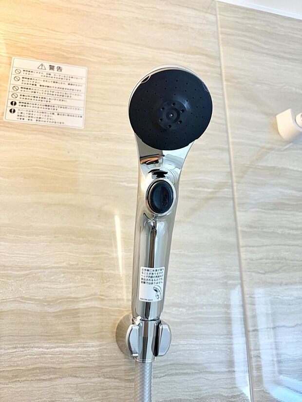 【止水シャワーヘッド】■手元で簡単に止水できるため、水の無駄遣いを減らすことができます。