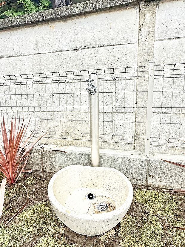 【その他現地】2号棟  ■ガーデニングや洗車などの際に大活躍な屋外立水栓  