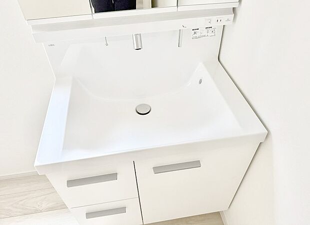 【ハンドシャワー付洗面台】■細かい部分まで洗いやすく便利なハンドシャワー付き