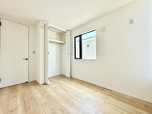【リビング以外の居室】A1号棟  ■落ち着いた色合いのお部屋で穏やかな時間を楽しめます