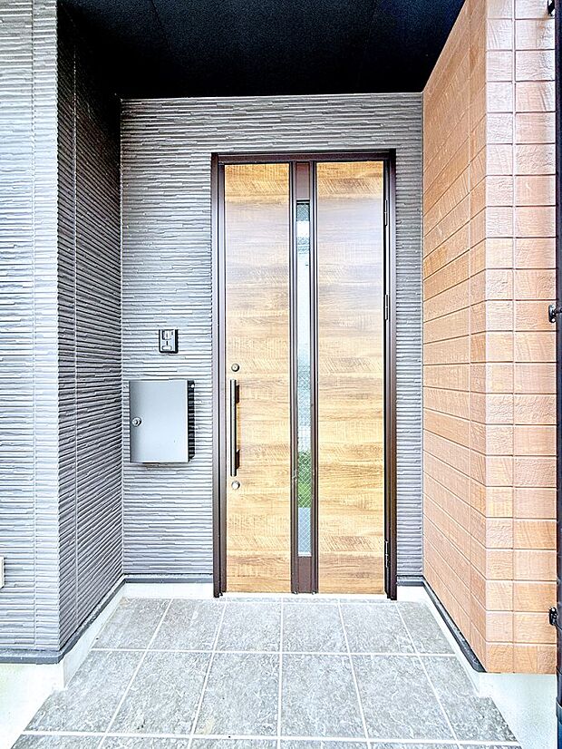 【玄関】1号棟  ■ シンプルで美しく、住まいの第一印象を彩る玄関です