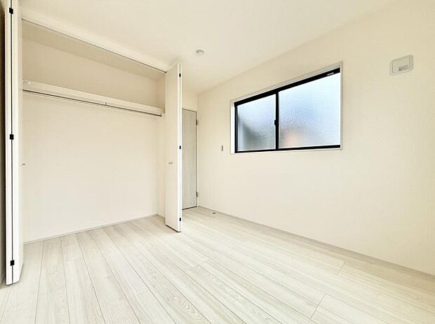 【リビング以外の居室】2号棟  ■落ち着いた色合いのお部屋で穏やかな時間を楽しめます