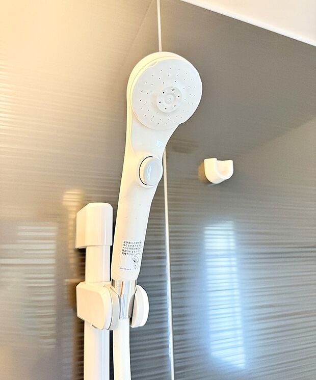 【止水シャワーヘッド】■手元で簡単に止水できるため、水の無駄遣いを減らすことができます。