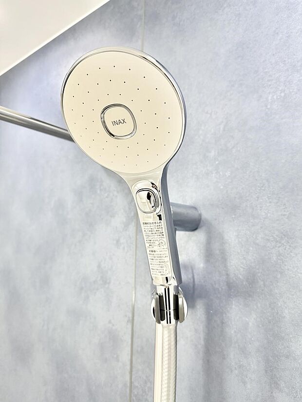 【止水シャワーヘッド】■わざわざシャワー水栓のレバーまで手を伸ばす必要がなく、簡単に止水できる