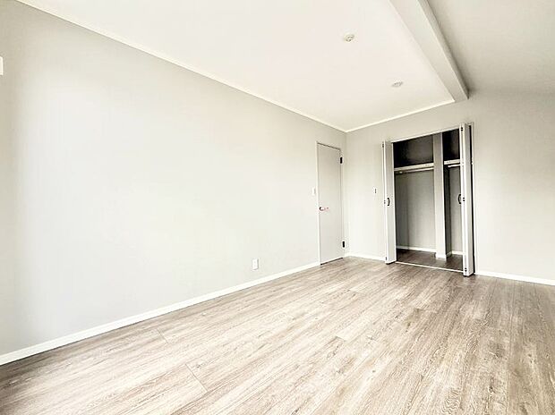 【リビング以外の居室】B号棟  ■落ち着いた色合いのお部屋で穏やかな時間を楽しめます