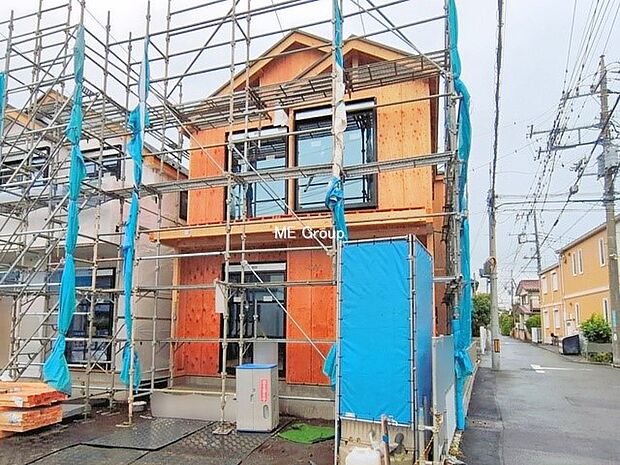 【現地外観写真】B号棟  ■暮らしを彩る充実した設備仕様が備わった住まい