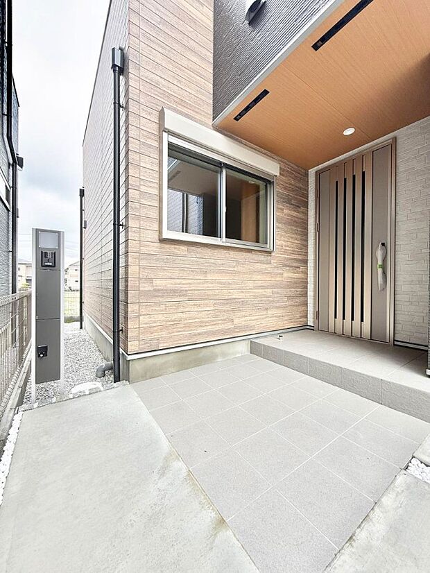 【玄関】3号棟  ■ シンプルで美しく、住まいの第一印象を彩る玄関です