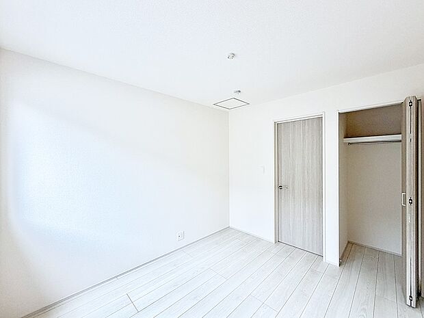 【リビング以外の居室】1号棟  ■落ち着いた色合いのお部屋で穏やかな時間を楽しめます