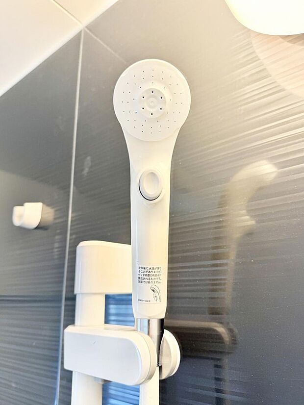 【止水シャワーヘッド】■手元で簡単に止水できるため、水の無駄遣いを減らすことができます。