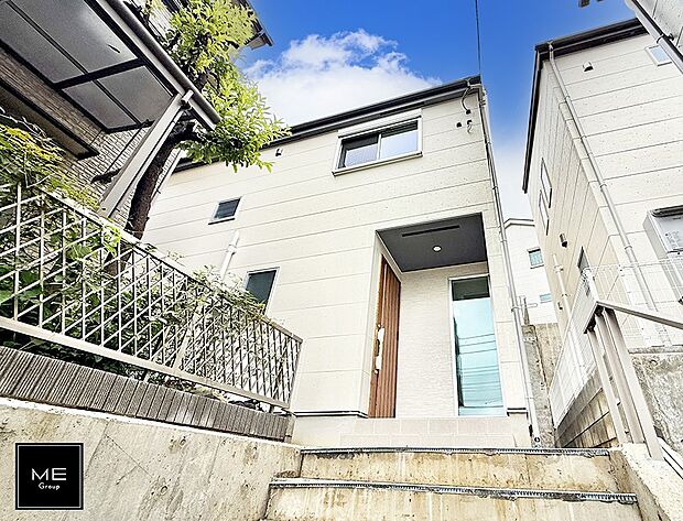 【現地外観写真】A号棟  ■暮らしを彩る充実した設備仕様が備わった住まい