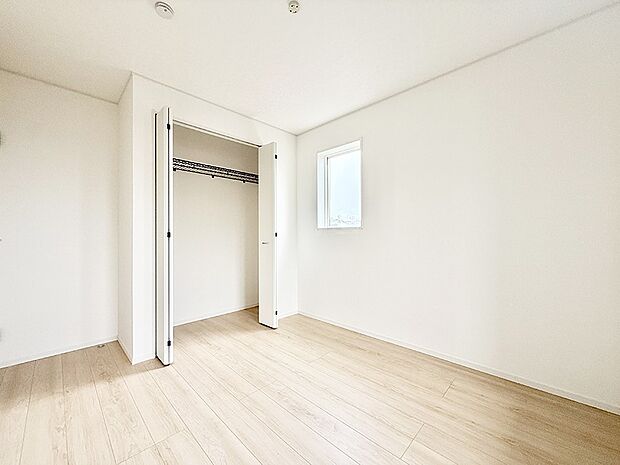 【リビング以外の居室】1号棟 ■清潔感あふれるお部屋で毎日を快適に過ごせます