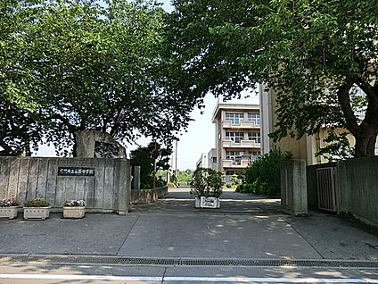 座間市立栗原中学校 700m(9分)