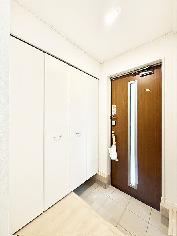 【玄関】1号棟 ■ シンプルで美しく、快適な暮らしの入り口
