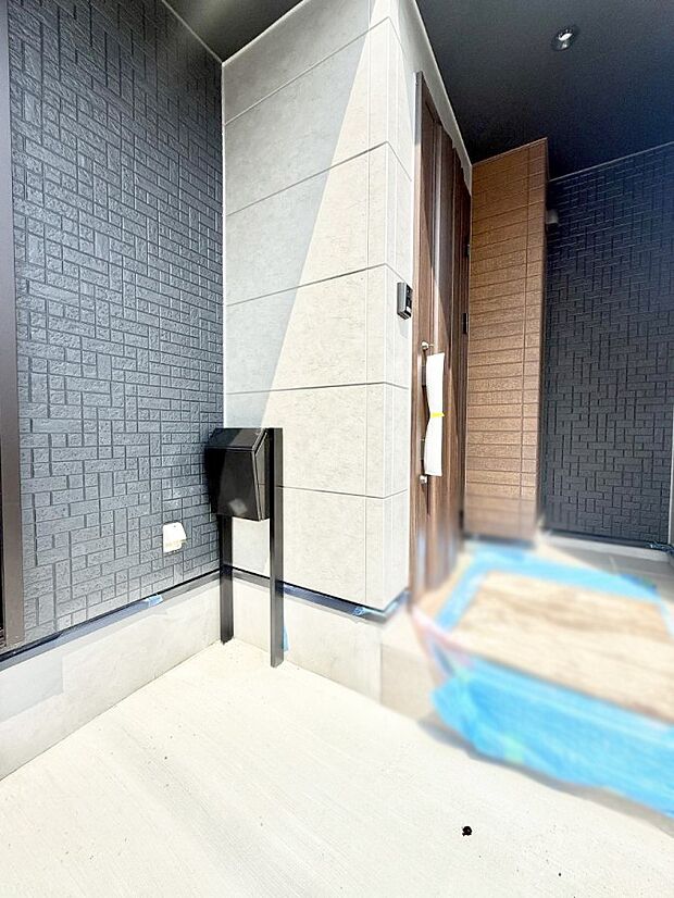 【玄関】1号棟 ■ 帰るたびにホッとする、安心感のある佇まい