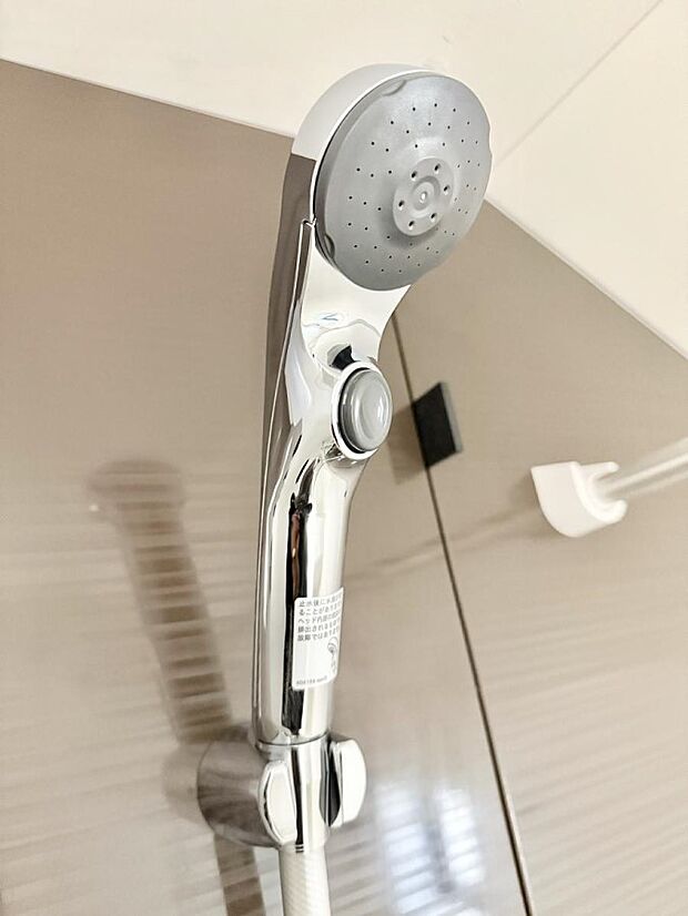 【止水シャワーヘッド】■手元で簡単に止水できるため、水の無駄遣いを減らすことができます。