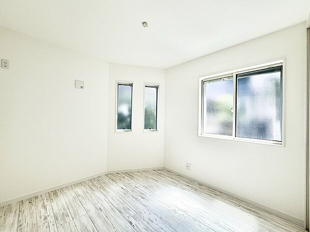 【リビング以外の居室】3号棟 ■落ち着いた色合いのお部屋で穏やかな時間を楽しめます