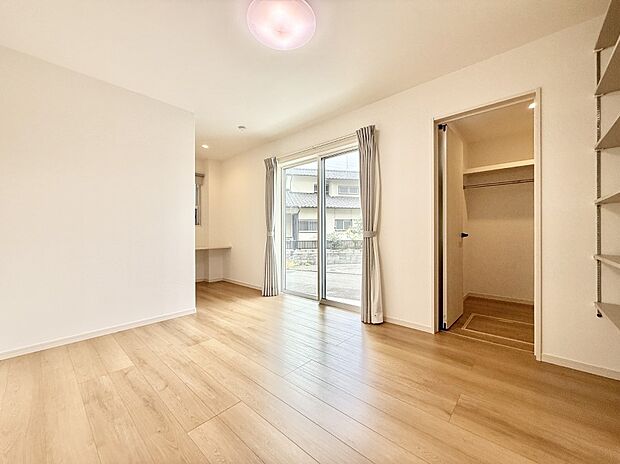 【リビング以外の居室】1号棟 ■落ち着いた色合いのお部屋で穏やかな時間を楽しめます