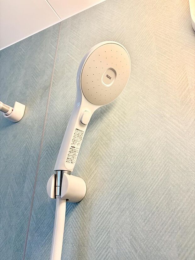 【止水シャワーヘッド】■手元で簡単に止水できるため、水の無駄遣いを減らすことができます。