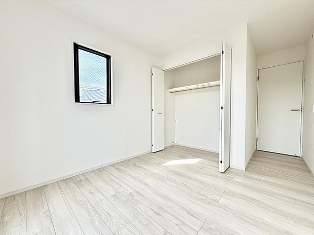【リビング以外の居室】2号棟  ■落ち着いた色合いのお部屋で穏やかな時間を楽しめます