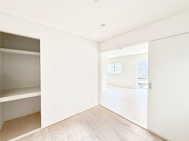 【リビング以外の居室】2号棟  ■清潔感あふれるお部屋で毎日を快適に過ごせます