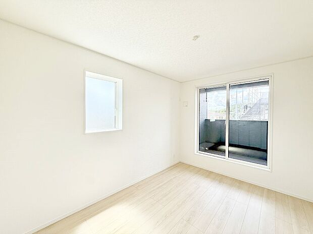 【リビング以外の居室】2号棟  ■落ち着いた色合いのお部屋で穏やかな時間を楽しめます