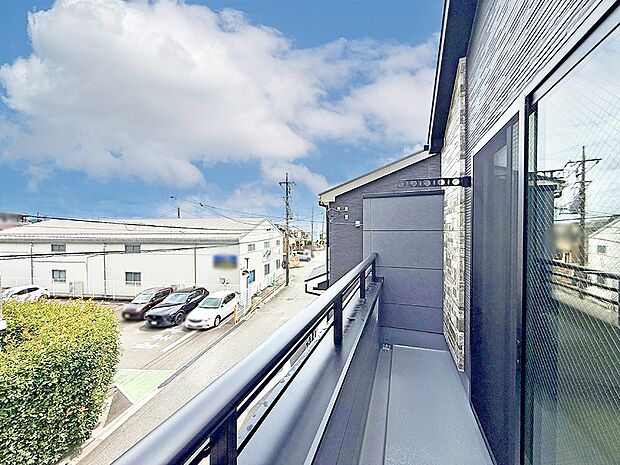 【バルコニー】1号棟 ■ 心地よい風と光を感じる、くつろぎのバルコニー