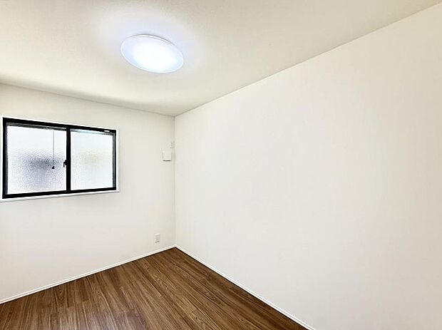 【リビング以外の居室】1号棟 ■清潔感あふれるお部屋で毎日を快適に過ごせます
