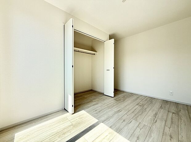 【リビング以外の居室】1号棟 ■清潔感あふれるお部屋で毎日を快適に過ごせます