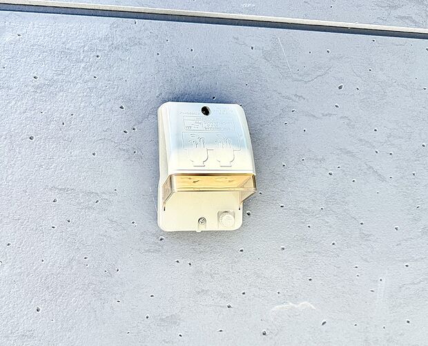 【屋外コンセント】■屋外に電源コンセントがあれば、高圧洗浄機で窓や外壁を掃除するなど便利です。