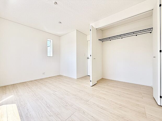 【リビング以外の居室】1号棟 ■落ち着いた色合いのお部屋で穏やかな時間を楽しめます