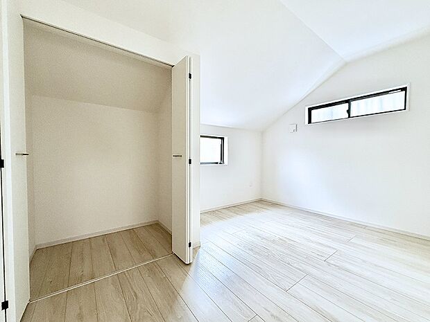 【寝室】1号棟 ■窓の配置や通気性の良い設計で部屋の空気がこもらず、常に新鮮な空気が流れます