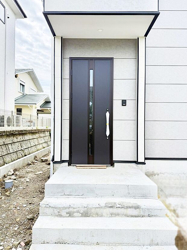【玄関】1号棟  ■ 帰るたびにホッとする、安心感のある佇まい