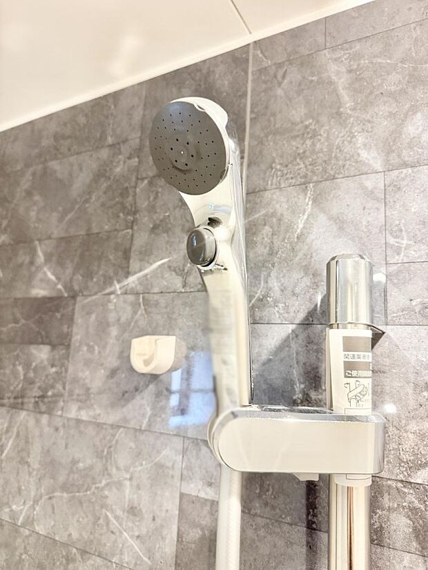 【止水シャワーヘッド】■わざわざシャワー水栓のレバーまで手を伸ばす必要がなく、簡単に止水できる
