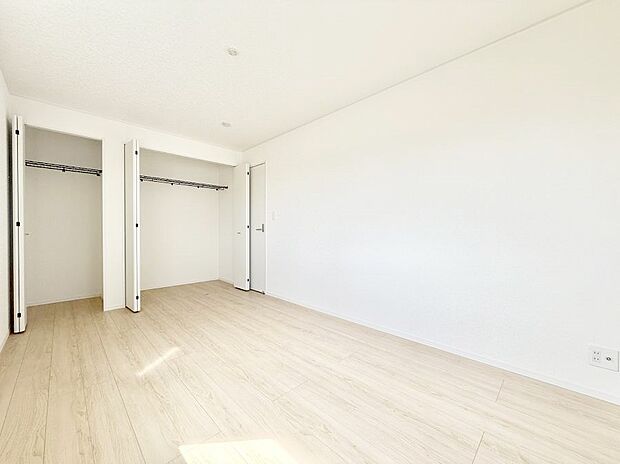 【寝室】■窓の配置や通気性の良い設計で部屋の空気がこもらず、常に新鮮な空気が流れます