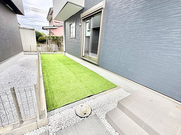 【庭】2号棟 ■暮らしに潤いを与える、緑が取り入れられた住まいです