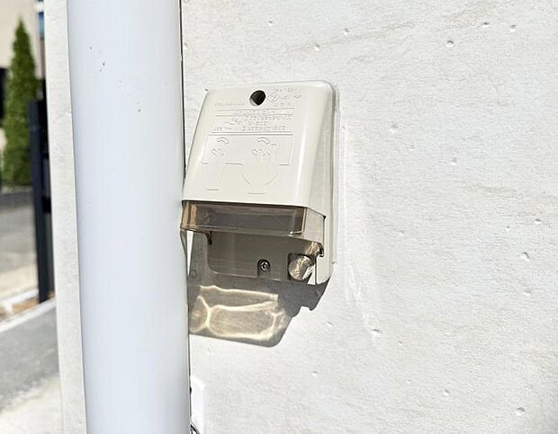 【屋外コンセント】■屋外に電源コンセントがあれば、高圧洗浄機で窓や外壁を掃除するなど便利です。