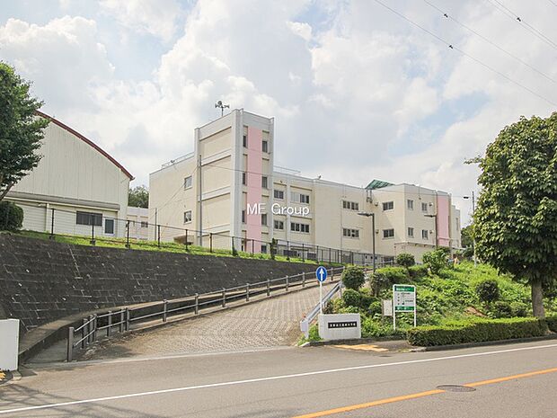 多摩市立愛和小学校(約350m・徒歩5分)