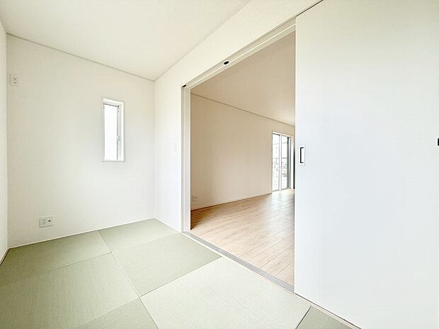 【リビング以外の居室】1号棟 ■落ち着いた色合いのお部屋で穏やかな時間を楽しめます
