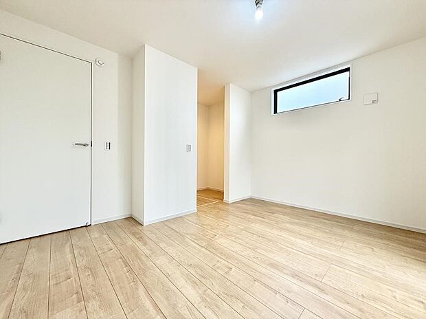 【寝室】1号棟 ■窓の配置や通気性の良い設計で部屋の空気がこもらず、常に新鮮な空気が流れます